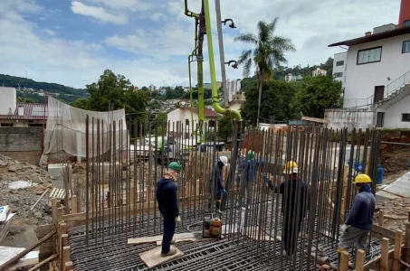 Concretagem com Gelo: Tecnologia e Precisão no Volo Zenith